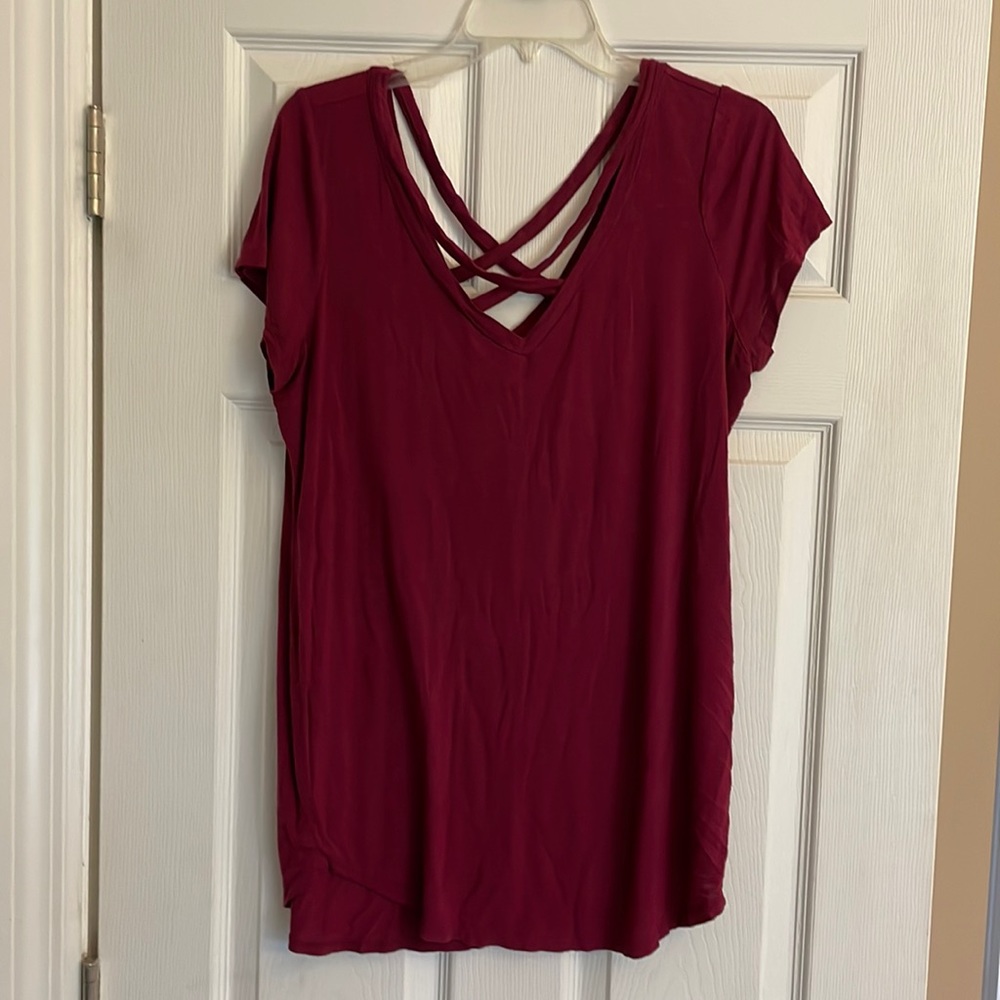 Wine-colored maternity tshirt, front/back detail